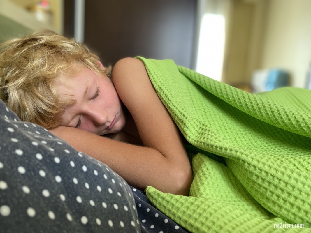 Why is it good for children to sleep naked?