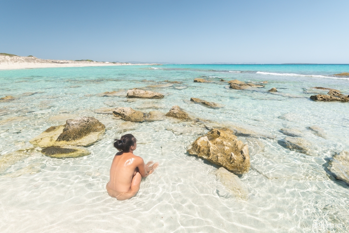 What is the etiquette for visiting a naturist location?