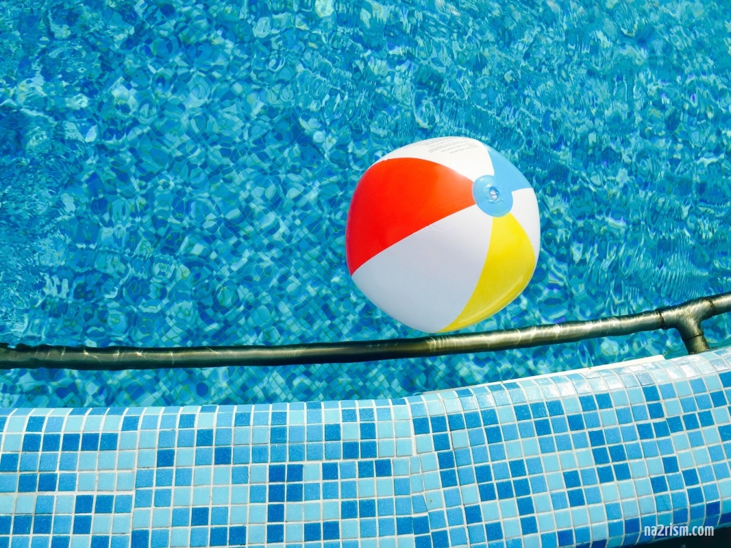 Water volleyball: freedom and sport among naturists
